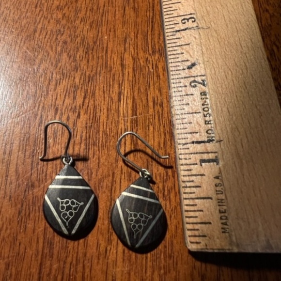 Wood and metal earrings from Africa - Picture 3 of 3